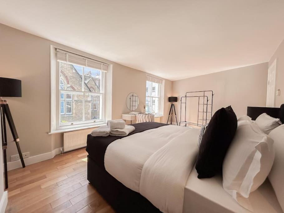 Stylish 2 Bed Flat On The Iconic Portobello Road *