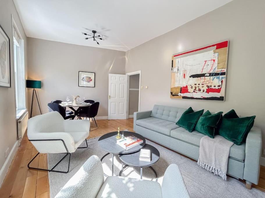 Stylish 2 Bed Flat On The Iconic Portobello Road