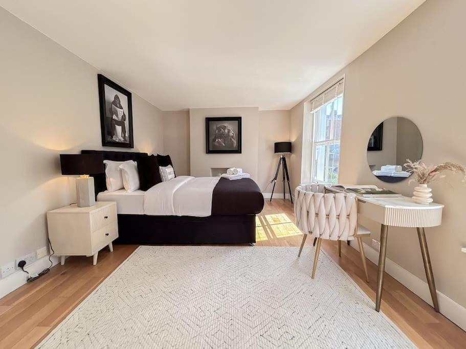 Stylish 2 Bed Flat On The Iconic Portobello Road Londra