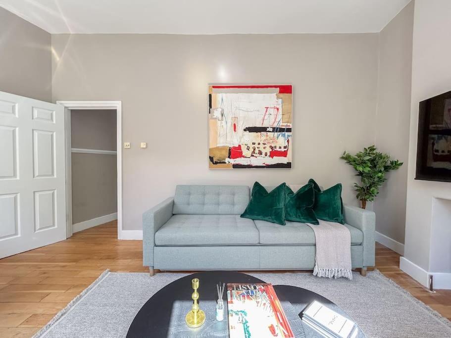 Stylish 2 Bed Flat On The Iconic Portobello Road Appartamento